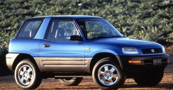 Първо поколение 1994 &ndash; 2000г

Дизайнерите на Toyota създадоха смела, забавна нова визия за първия RAV4, като му придадоха яки извивки и уникални линии.
 В оригиналната си форма RAV4 е компактен модел с две или три врати, с дължина само 3,69 метра . Мощността идва от напречно монтиран 2,0-литров бензинов двигател със 129  к.с., докато скоростната кутия осигурява постоянно задвижване на четирите колела. Иновациите, които щяха да се превърнат в норма, включват олекотена монококова каросерия и независимо задно окачване. Високата позиция на водача на RAV4 осигурява по-голяма видимост, докато компактният му размер го прави лесен за маневриране. Пъргавото управление и комфортът на пътниците се усещаха повече като при хечбек.  През 1996 г. гамата беше разширена, за да включва версия с пет врати (4,1 м дължина) и опция за задвижване на предните колела, последвана от мек покрив с три врати. През 1997 г. електрическа версия с предно задвижване (BEV) беше пусната на избрани пазари. Този модел имаше скромните 45 kW (63 к.с.), с никел-метални батерии, монтирани под пода, и пробег от около 200 km.

